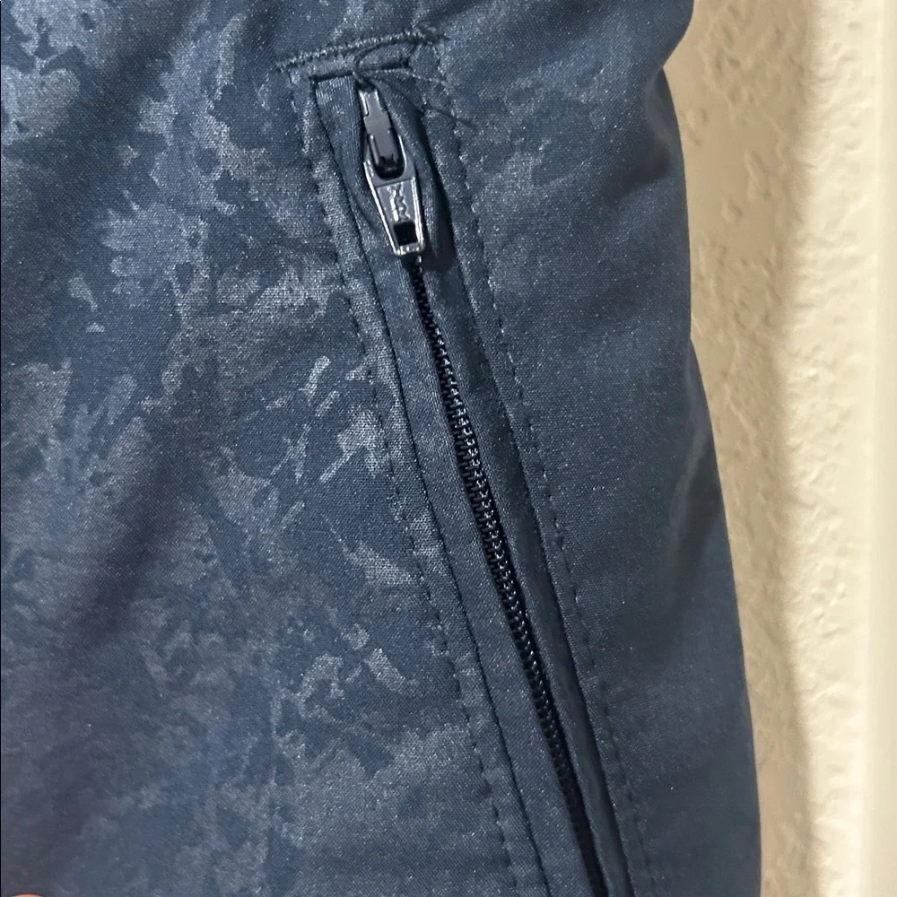 Orvis Embossed Black Rose Pull On Travel Skort